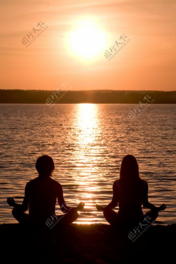 海边做瑜伽的情侣图片