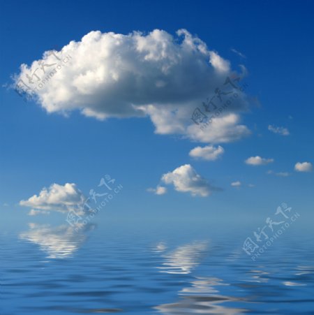 倒映水面的白云图片