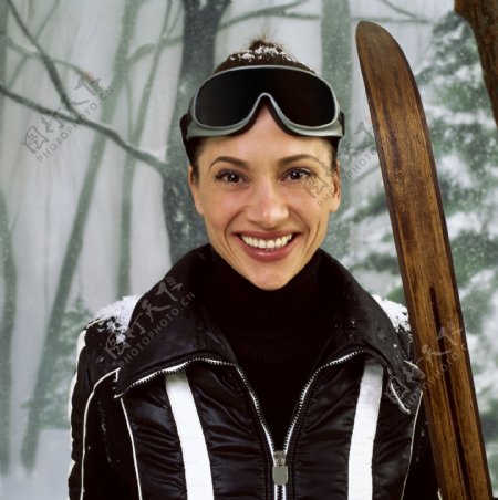 滑雪的外国女人图片