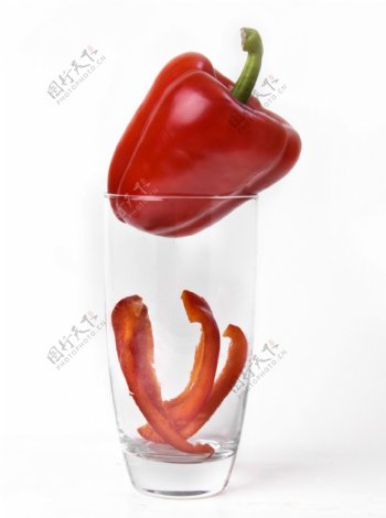 装玻璃杯中的辣椒图片图片
