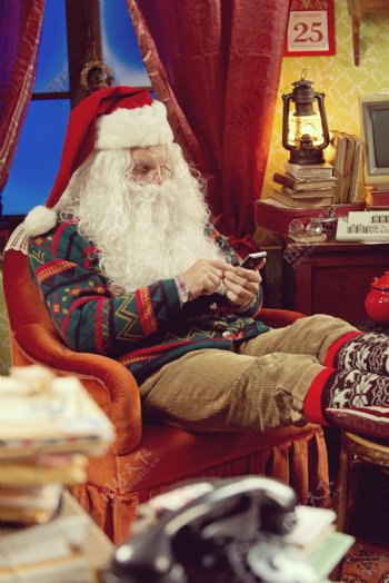 拿着手机的圣诞老人图片