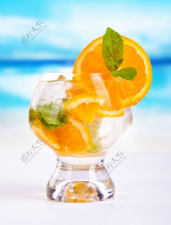 橙子片与玻璃杯图片