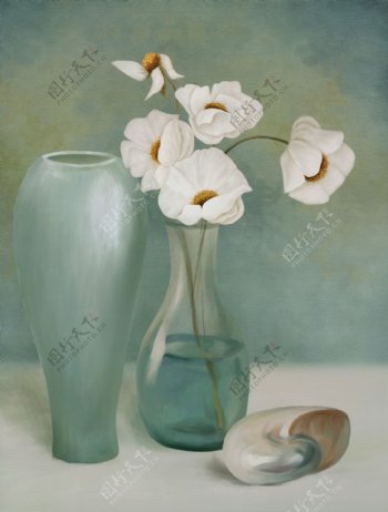 白色鲜花与透明花瓶