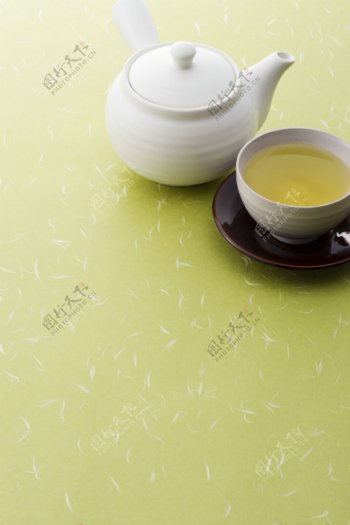 茶壶和茶叶图片