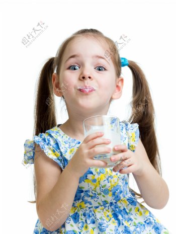 喝牛奶的小女生图片
