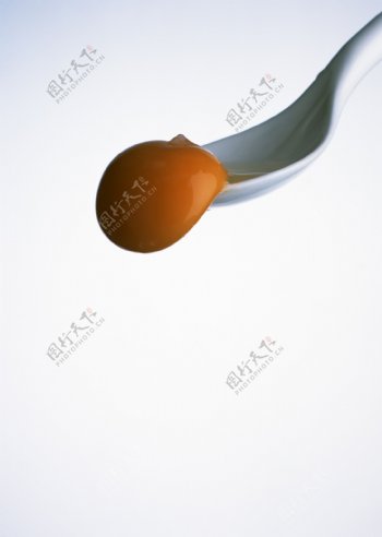 勺子里的蛋黄图片