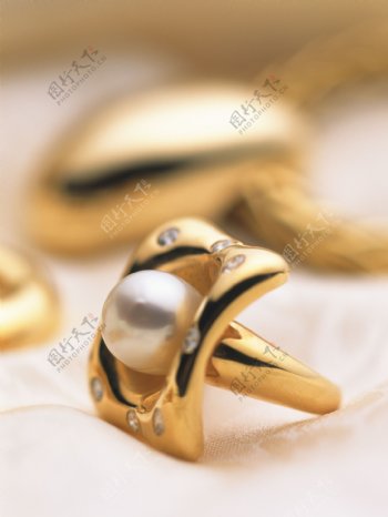 钻石黄金戒指图片