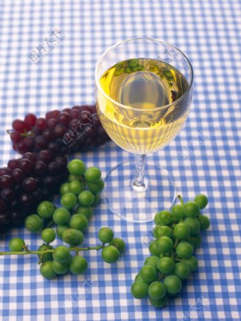 桌子上的葡萄与洋酒特写图片图片