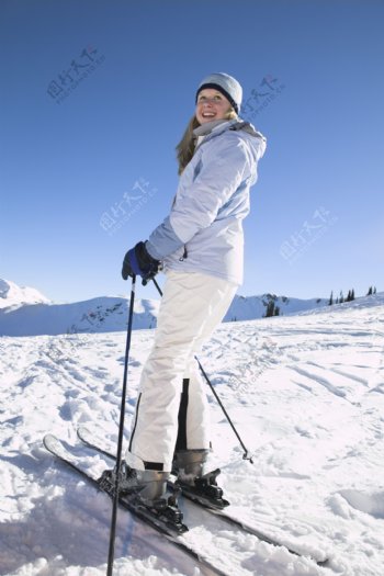 滑雪的美女图片