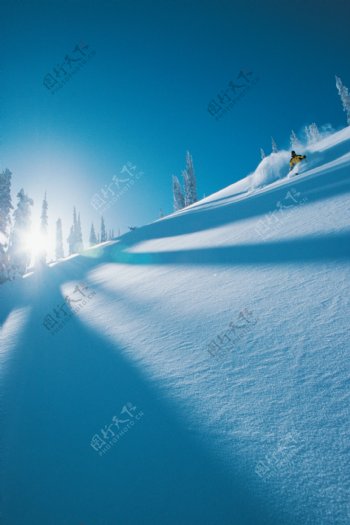 美丽雪景与滑雪运动员图片