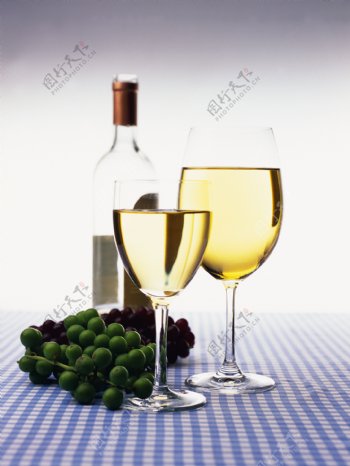 餐桌上的洋酒与葡萄特写图片图片