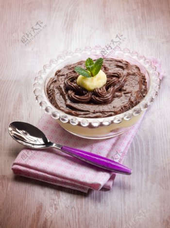 勺子和巧克力冰淇淋图片