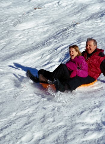 坐在雪橇上的夫妻图片