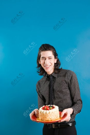 端着生日蛋糕的时尚男生图片