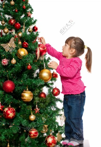 装扮圣诞树的小女孩图片