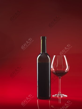 葡萄酒和高脚杯图片