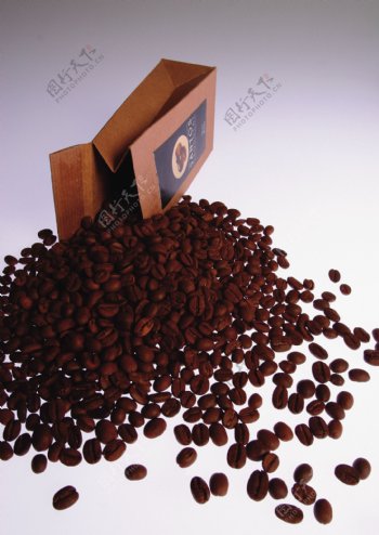 一袋散落的咖啡豆图片