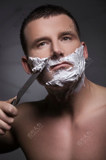 刮胡子图片