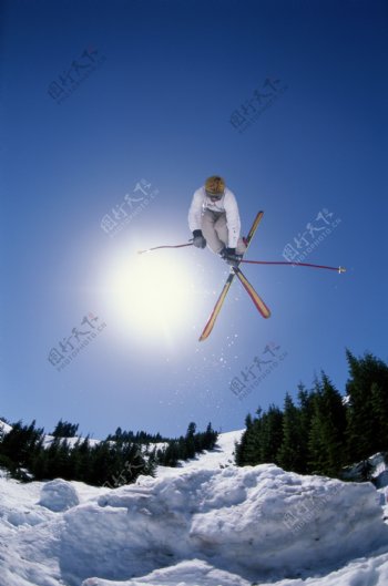 滑雪跳跃起来的人