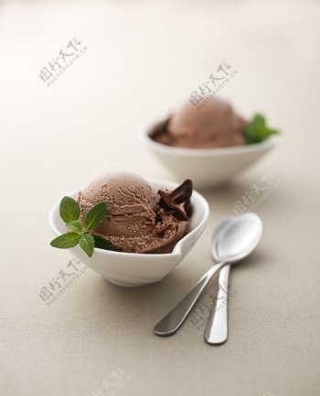 碗中的冰淇淋图片