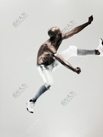 激情跳跃的非州男子图片图片