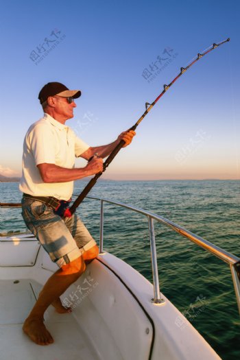船上钓鱼的男人图片