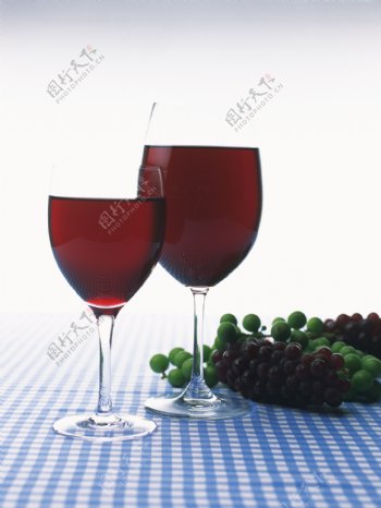 餐桌上的红酒与葡萄特写图片图片