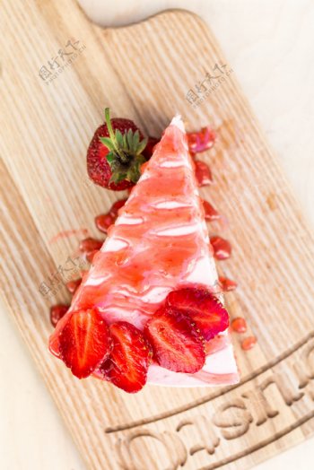 菜板上的三角形蛋糕图片
