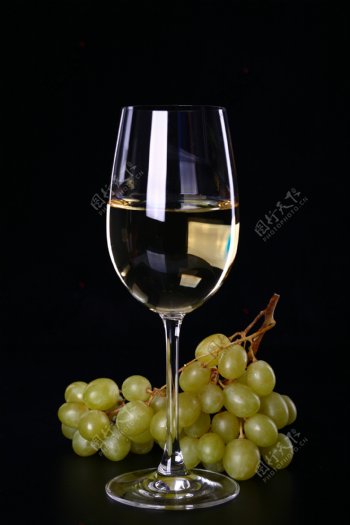 青葡萄与葡萄酒图片