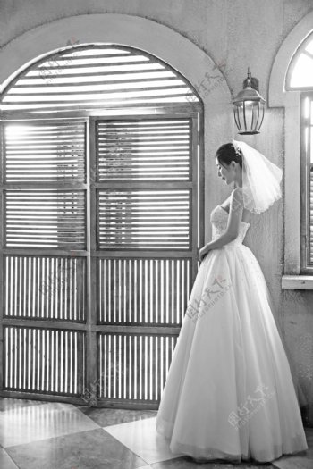 站在窗前的新娘美女图片