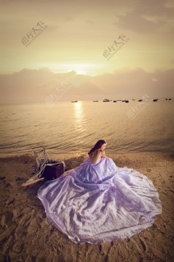 坐在沙滩上的美女新娘图片