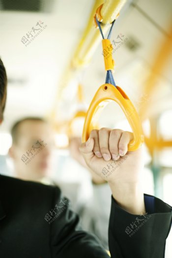 公交车上的商务男士图片