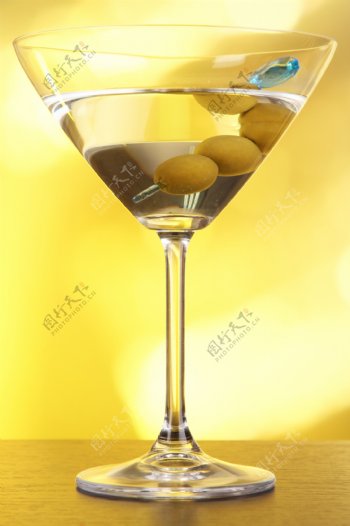 玻璃杯橄榄鸡尾酒摄影图片