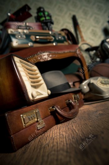 老式收音机与行李箱图片