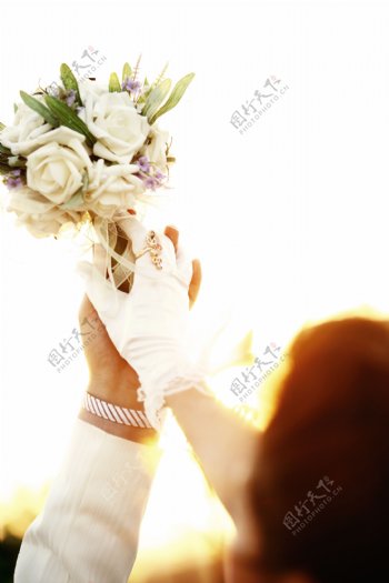 新手夫妻手里的花束图片