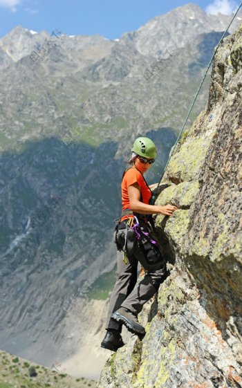 攀岩的女性图片
