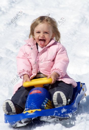 雪地开心开小车的小女孩图片