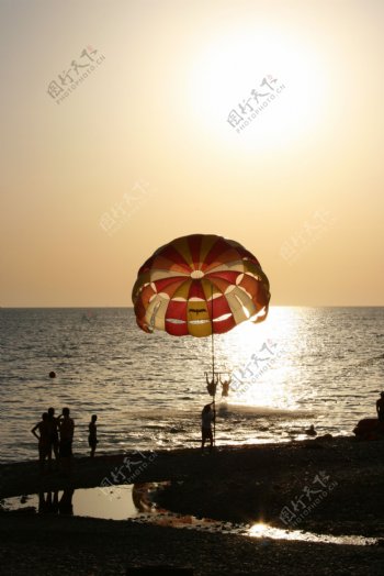 海岸的降落伞图片