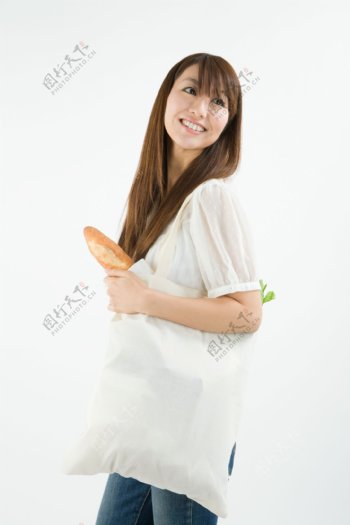 背着蔬菜女人图片