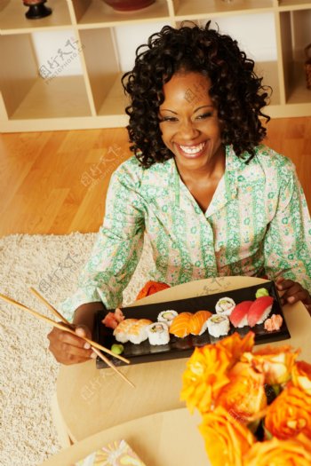 在吃日本料理的女人图片