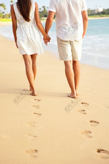 沙滩上的情侣的脚印图片
