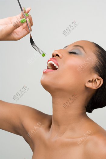 吃豌豆的黑人美女图片