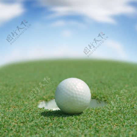 高尔夫球在绿