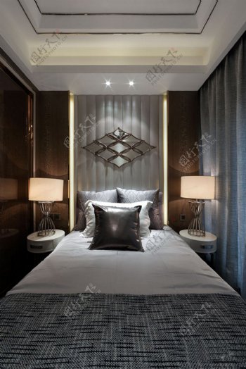 现代时尚卧室大床背景墙设计图