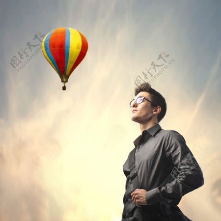 热气球与戴眼镜的男人图片