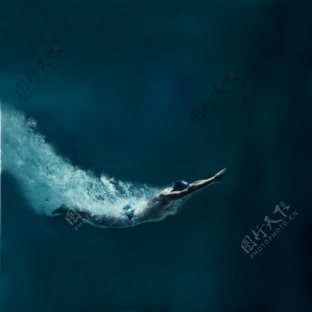 水中游泳的男子运动员图片