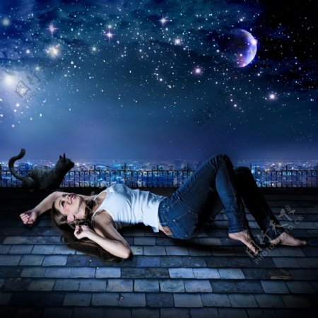夜晚躺在地上看星星的美女图片