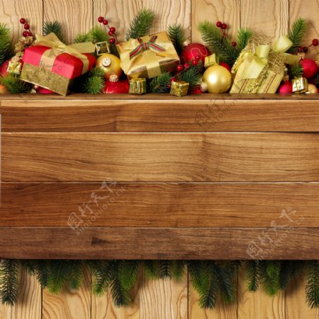 木板上的铃铛与礼品盒图片