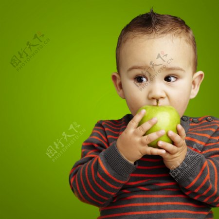 咬苹果的宝宝图片