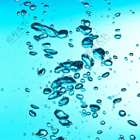 蓝色玻璃与水滴图片